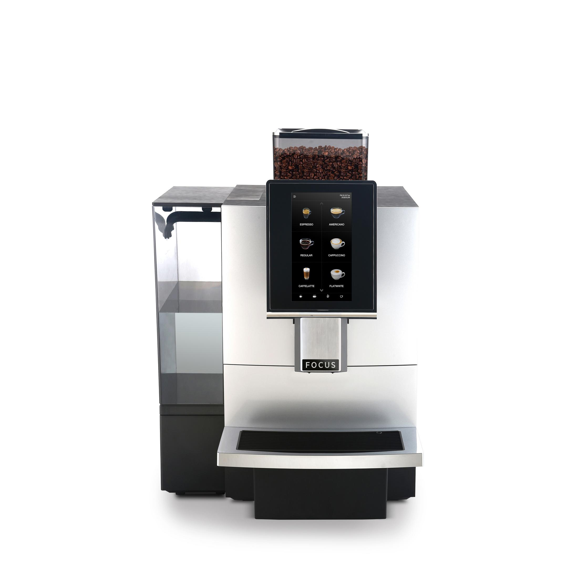 Moderne Kaffeemaschine aus Edelstahl mit Touchscreen, Bohnenbehälter oben und Wassertank an der Seite.
