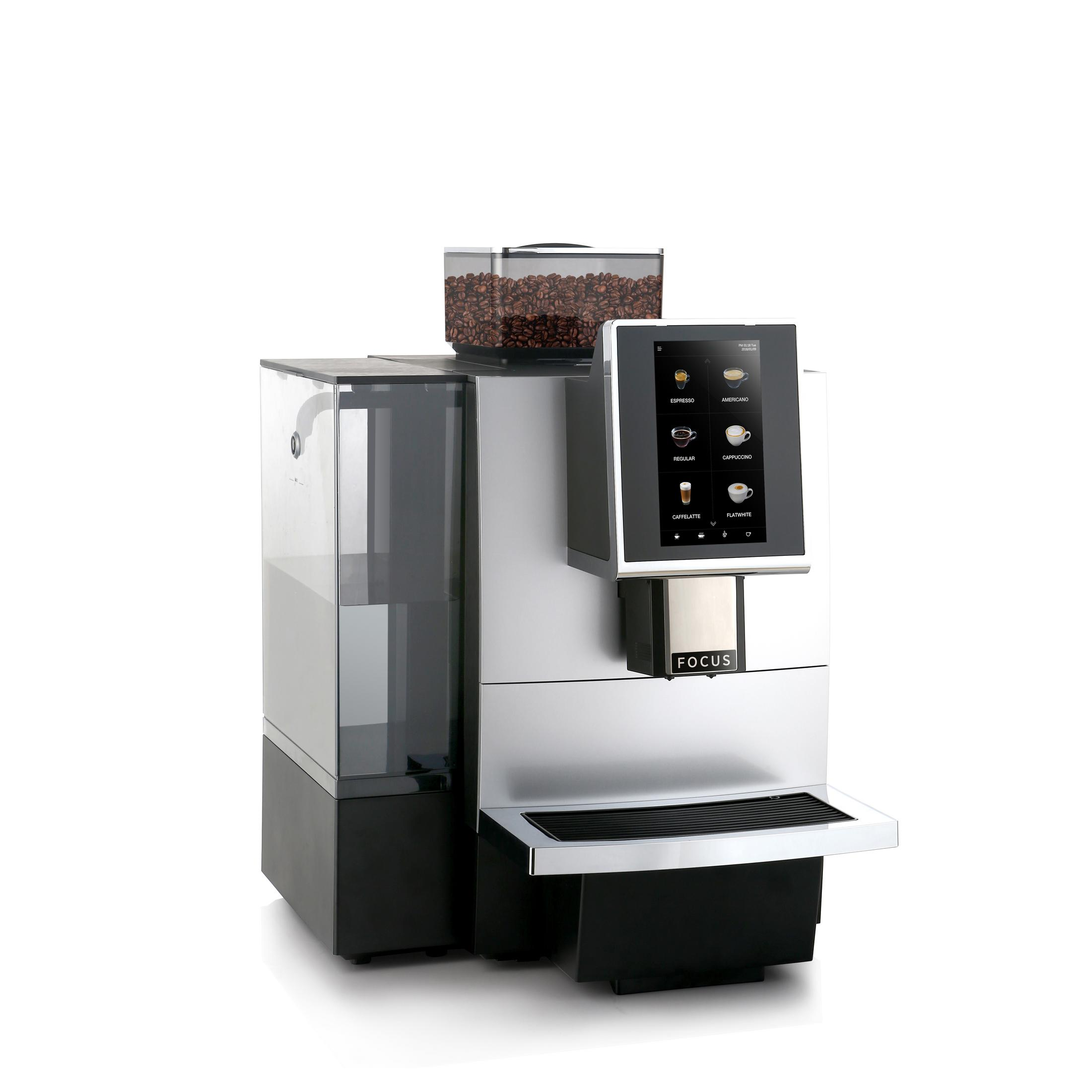Ein silberner Kaffeeautomat mit Touchscreen und Bohnenbehälter auf weißem Hintergrund.