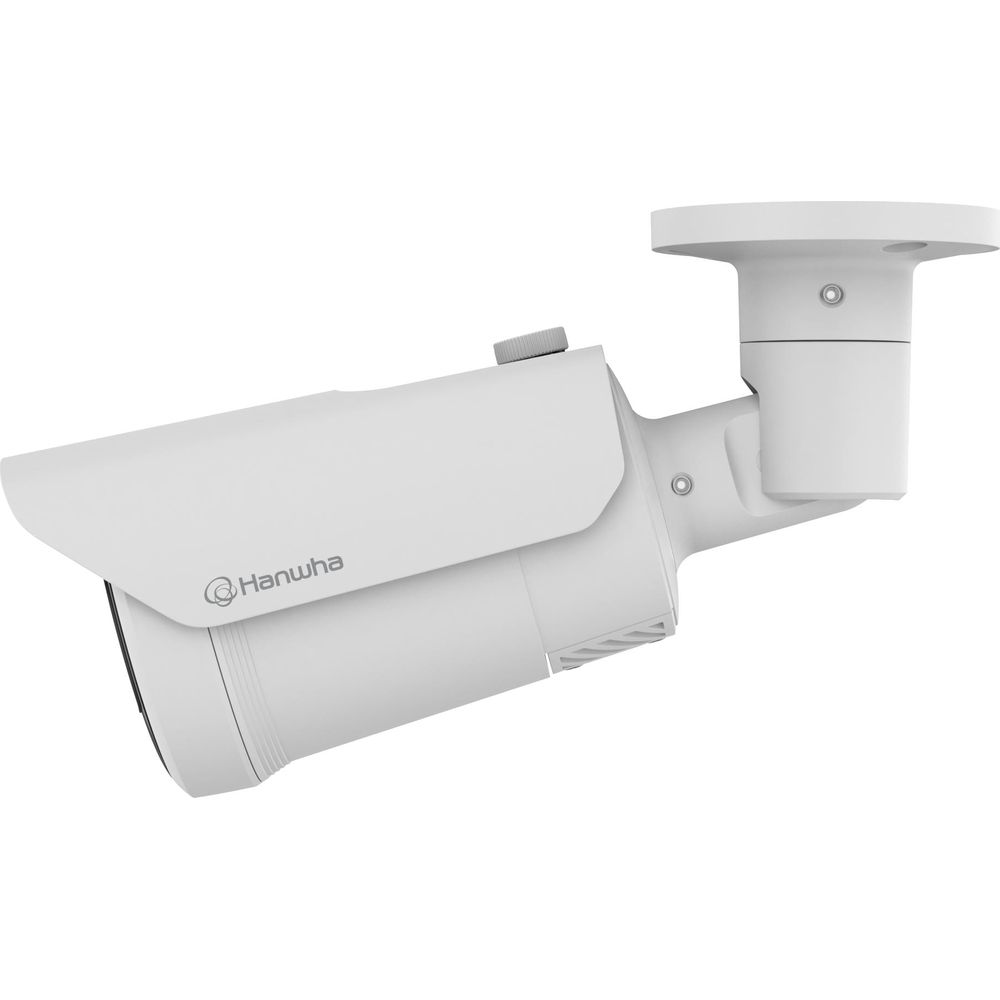 Une caméra de sécurité Hanwha blanche montée sur un support sur fond clair.