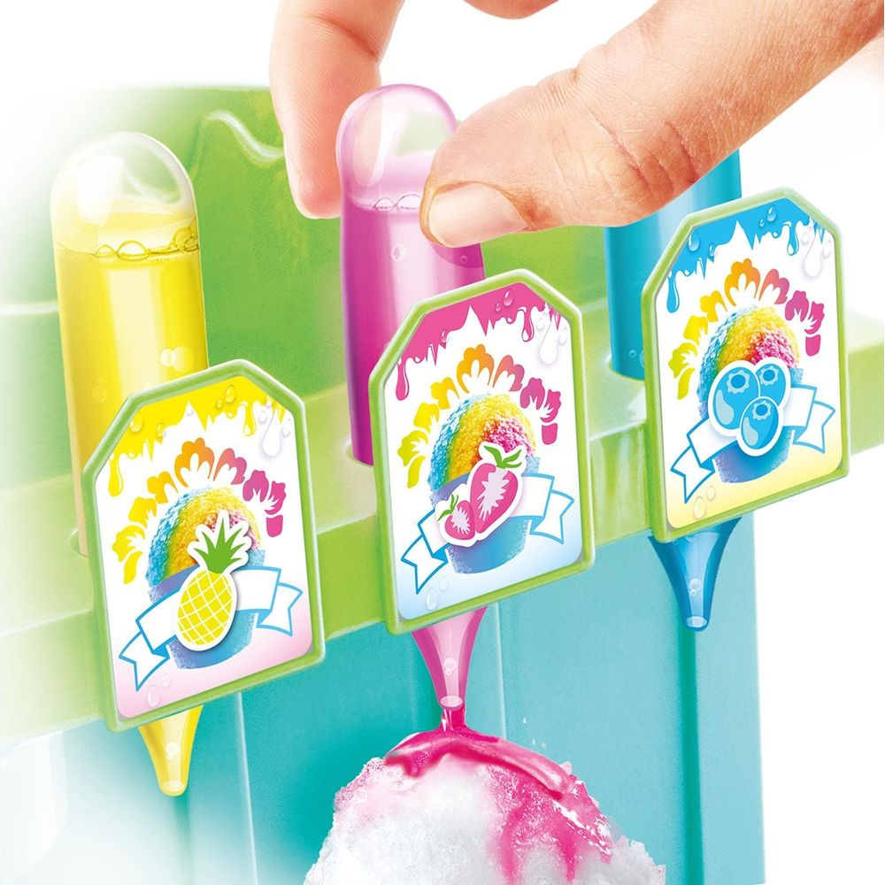 Mano presionando jarabe rosa goteando jarabe de frambuesa sobre hielo raspado.