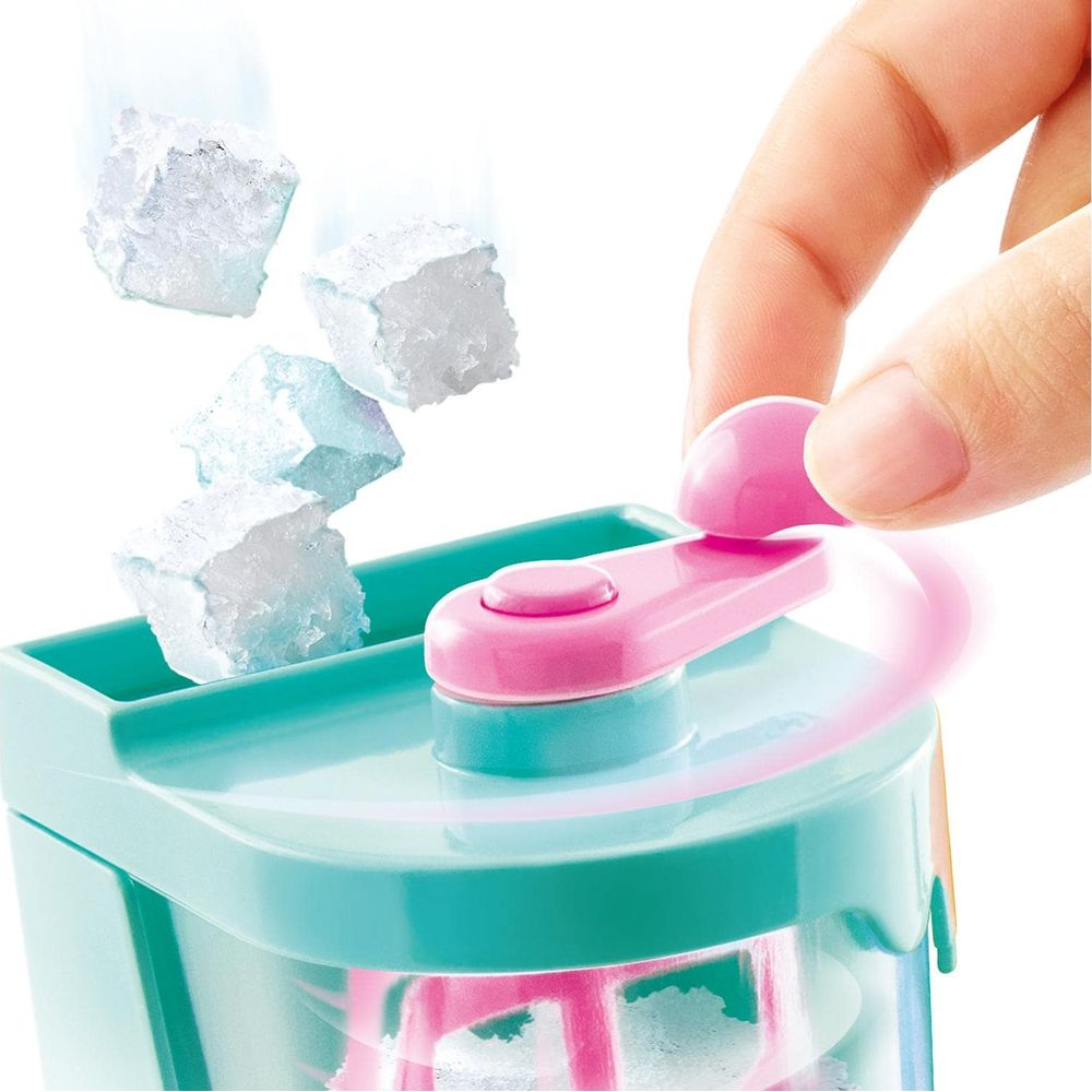 Mano gira una manivela rosa en una máquina de hielo verde mientras caen cubitos.