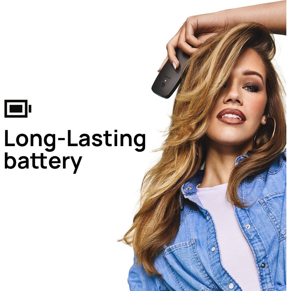 Eine Frau in Jeanshemd hält ein Smartphone neben ihr Haar, mit Text "Long-Lasting battery" links.