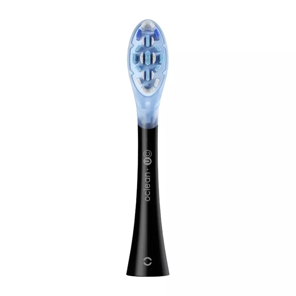 Un cabezal de cepillo de dientes eléctrico negro con cerdas azules y blancas sobre fondo blanco.