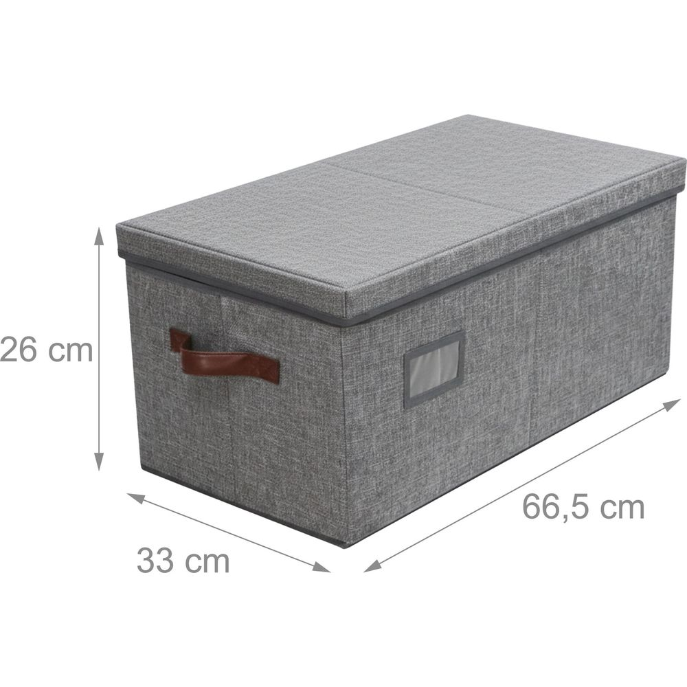 Graue Stoff-Aufbewahrungsbox mit Deckel, braunem Ledergriff und Sichtfenster sowie Maßangaben in cm.