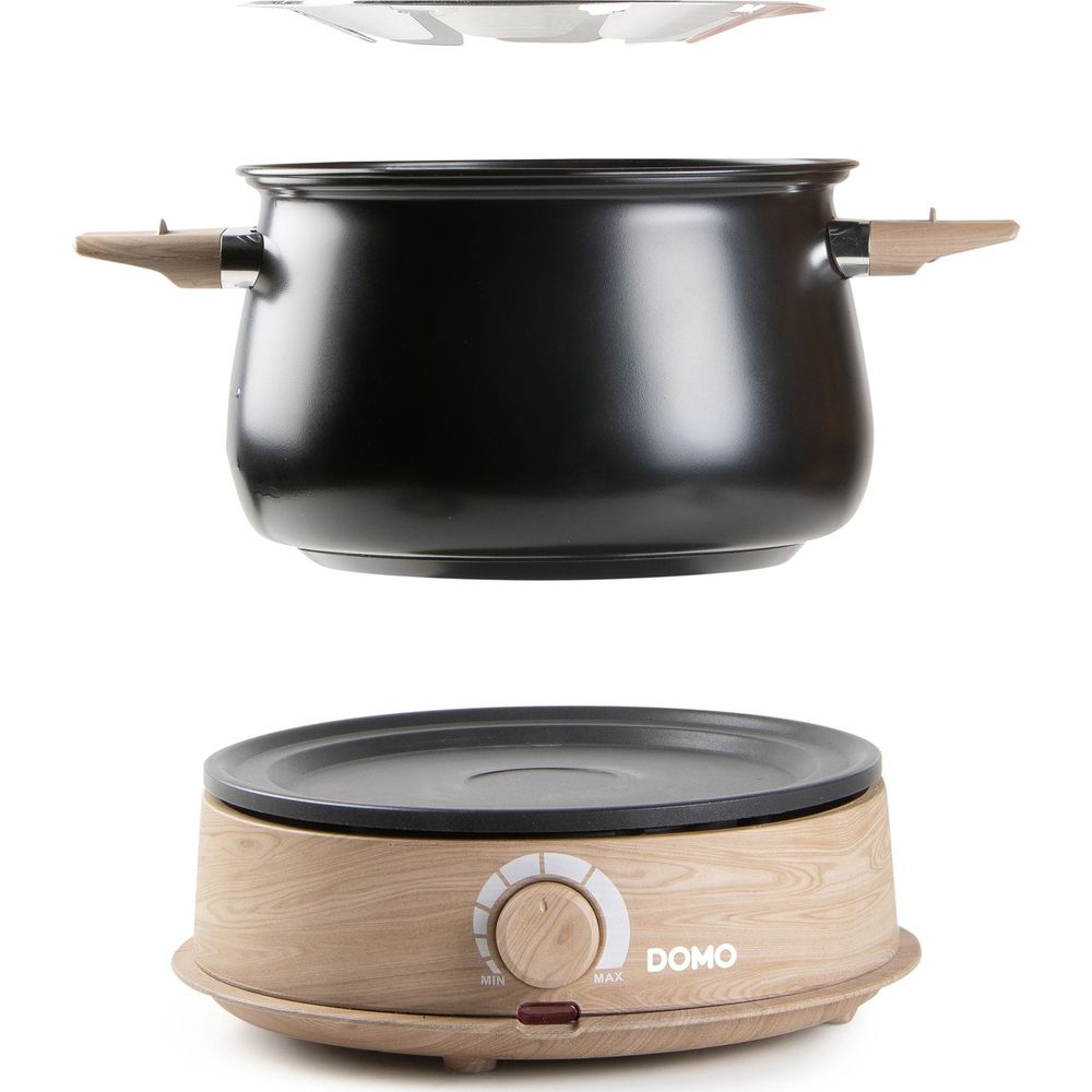 Une casserole noire avec des poignées aspect bois flotte au-dessus d'une plaque chauffante électrique.