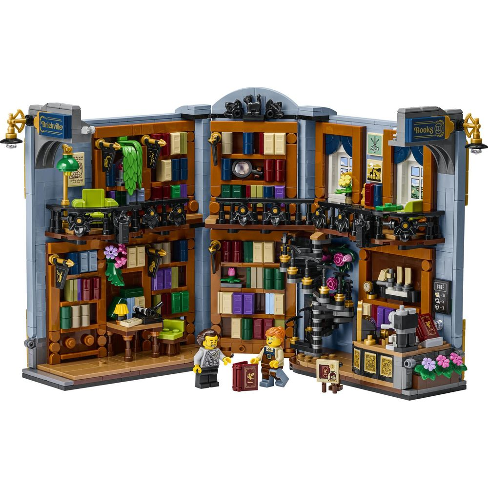 Kitap dolu rafları ve iki mini figürü olan bir LEGO kitapçı setinin ayrıntılı görünümü.