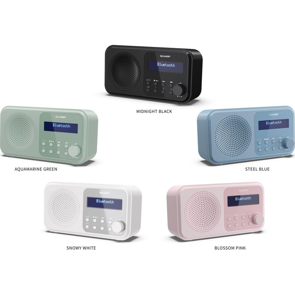 Fünf Sharp Bluetooth-Radios in den Farben Schwarz, Hellgrün, Blau, Weiß und Rosa auf weißem Hintergrund.