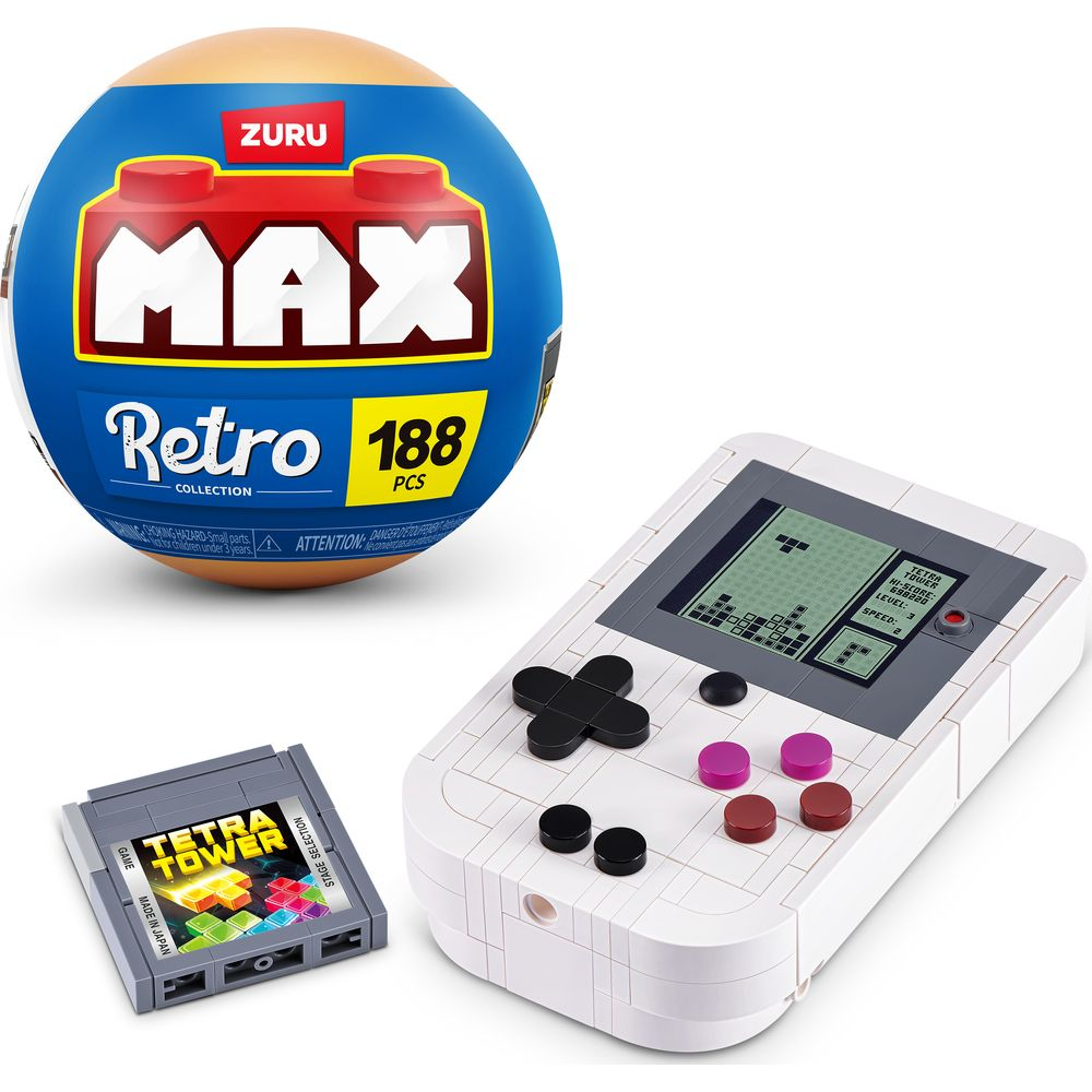 Ein Zuru Max Retro Kugelspielzeug mit einem weißen handgehandelten Konsolenbausteinset und einer Spielekassette.