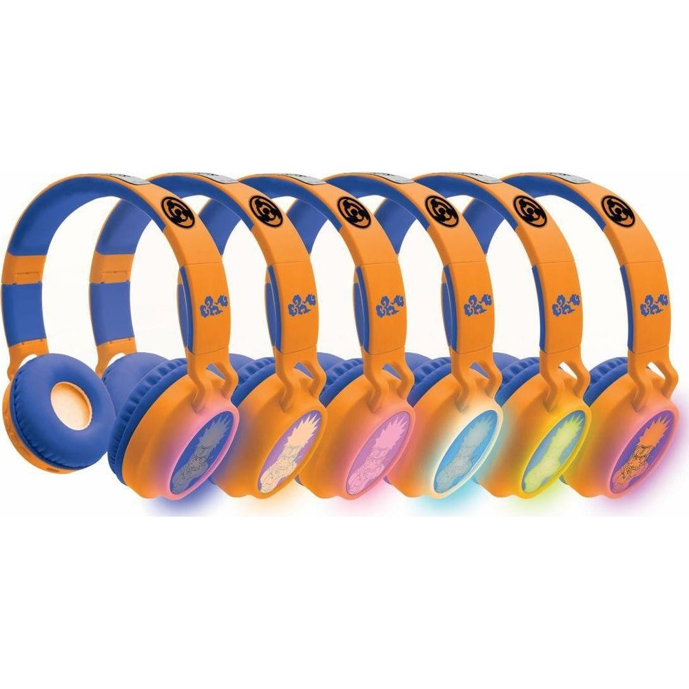 Eine Reihe orange-blauer Kinderkopfhörer mit leuchtenden Ohrmuscheln in verschiedenen Farben auf weißem Grund.