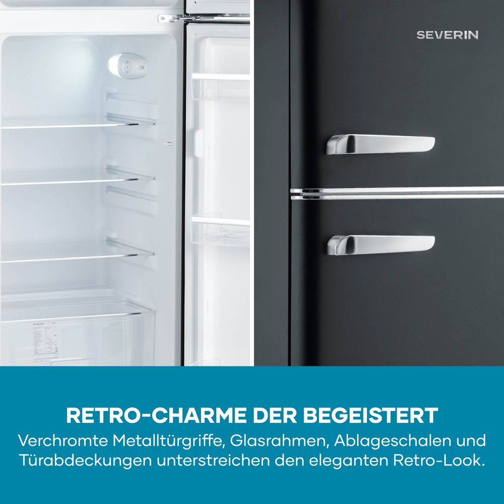 Ein schwarzer Severin Retro-Kühlschrank mit Chromgriffen und offener Tür, die beleuchtete Innenregale zeigt.