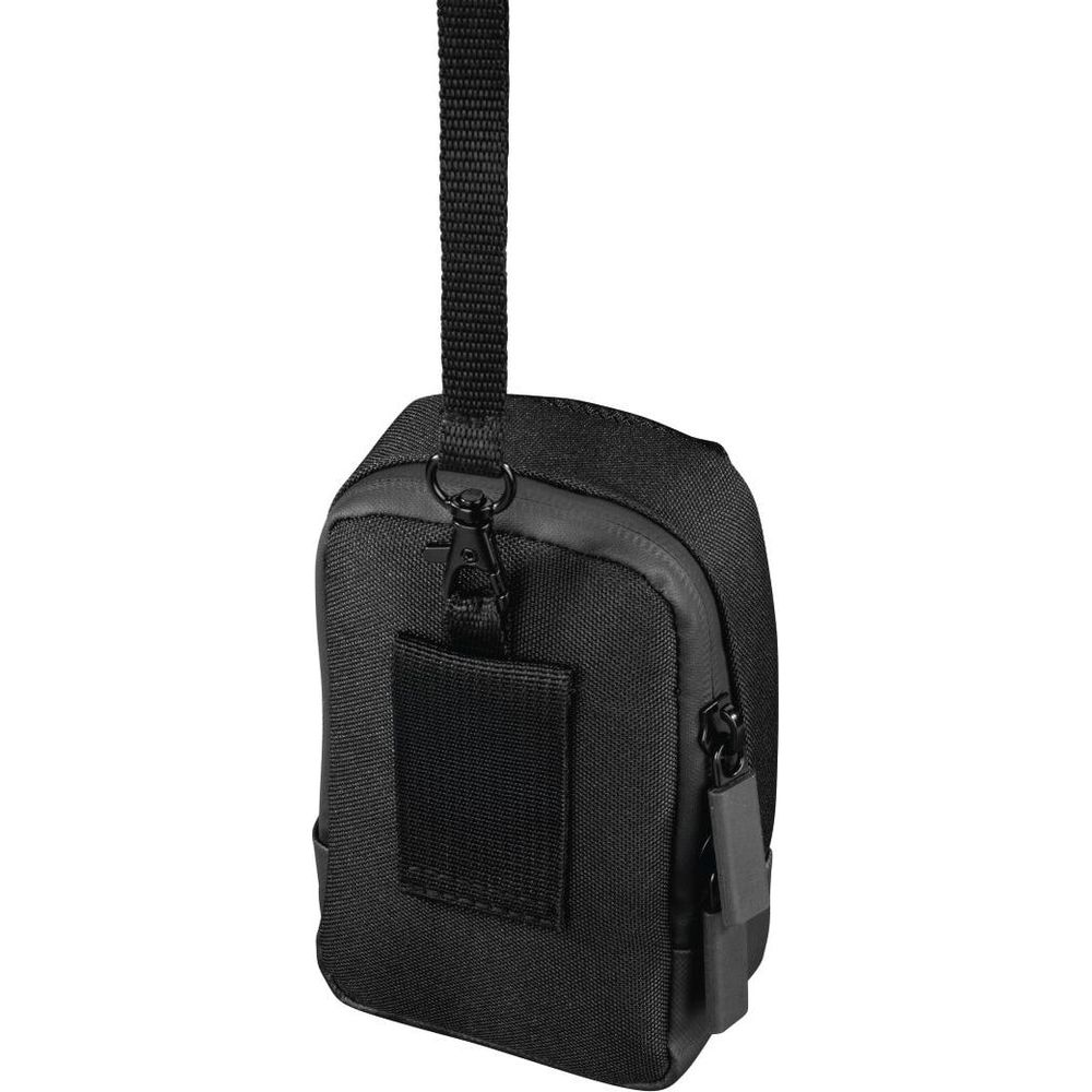 Eine kleine schwarze Nylontasche mit Gurt und Reißverschluss vor weißem Hintergrund.