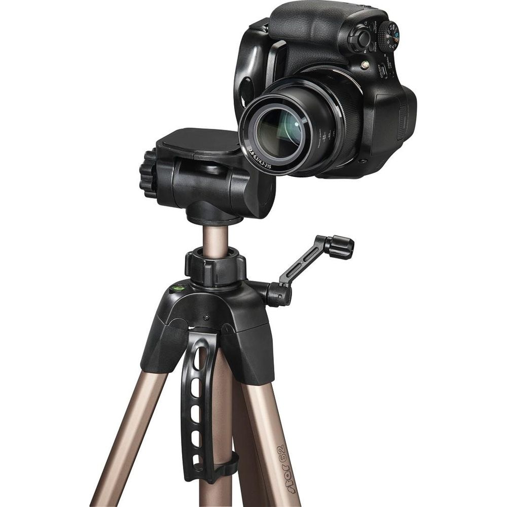 Una fotocamera nera montata su un treppiede color bronzo su sfondo bianco.