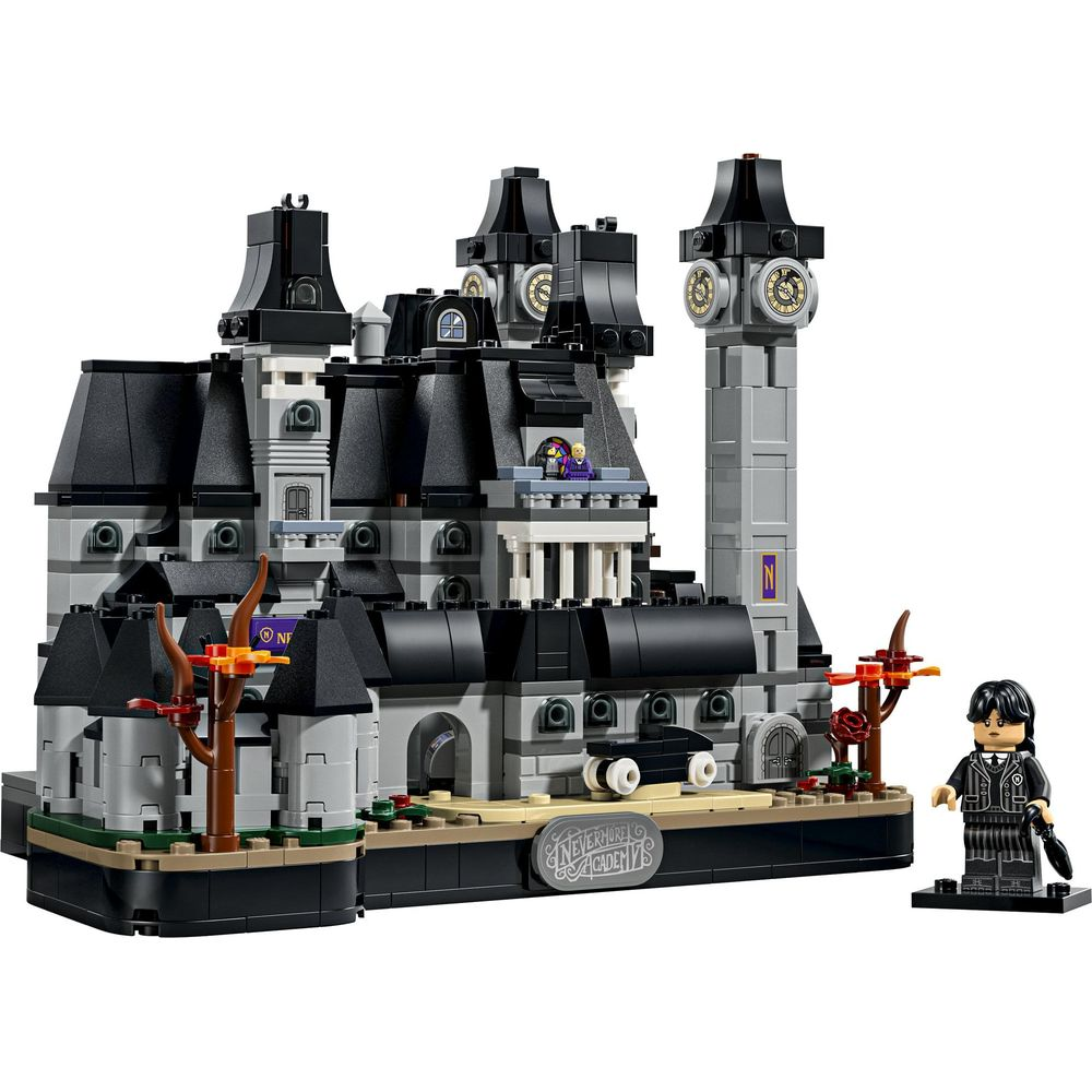 Gri duvarlar, siyah çatılar ve bir minifigür ile Nevermore Academy'nin ayrıntılı bir Lego modeli.