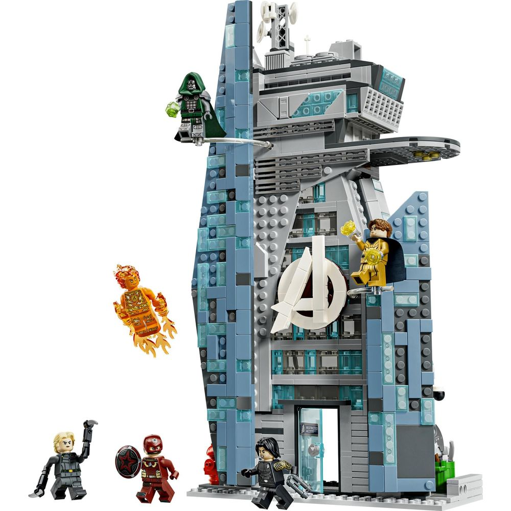 Set de la torre Lego Avengers con minifiguras como Doctor Doom, Antorcha Humana y Capitán América.