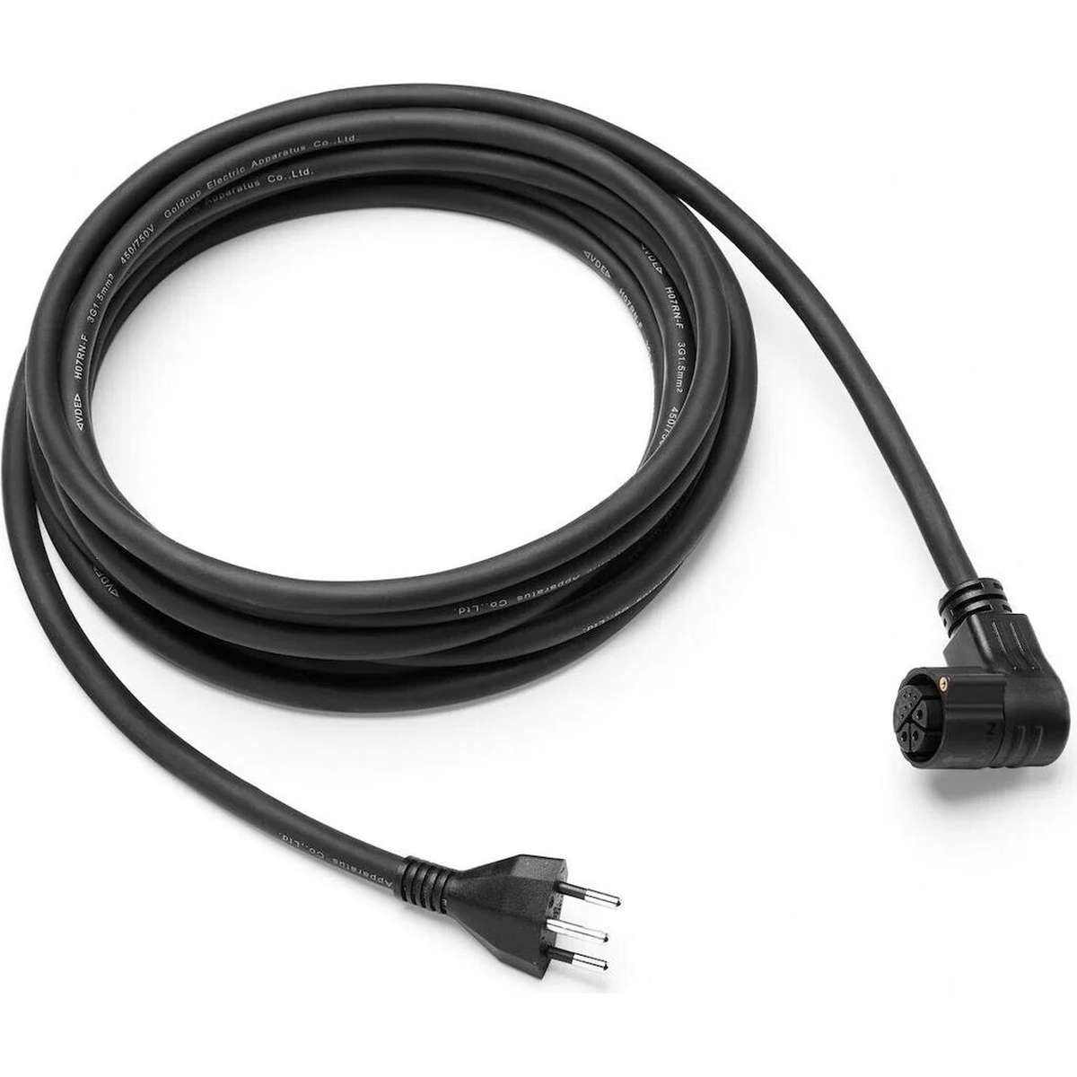 Ein schwarzes Stromkabel auf weißem Hintergrund, aufgerollt, mit Stecker und Buchse.