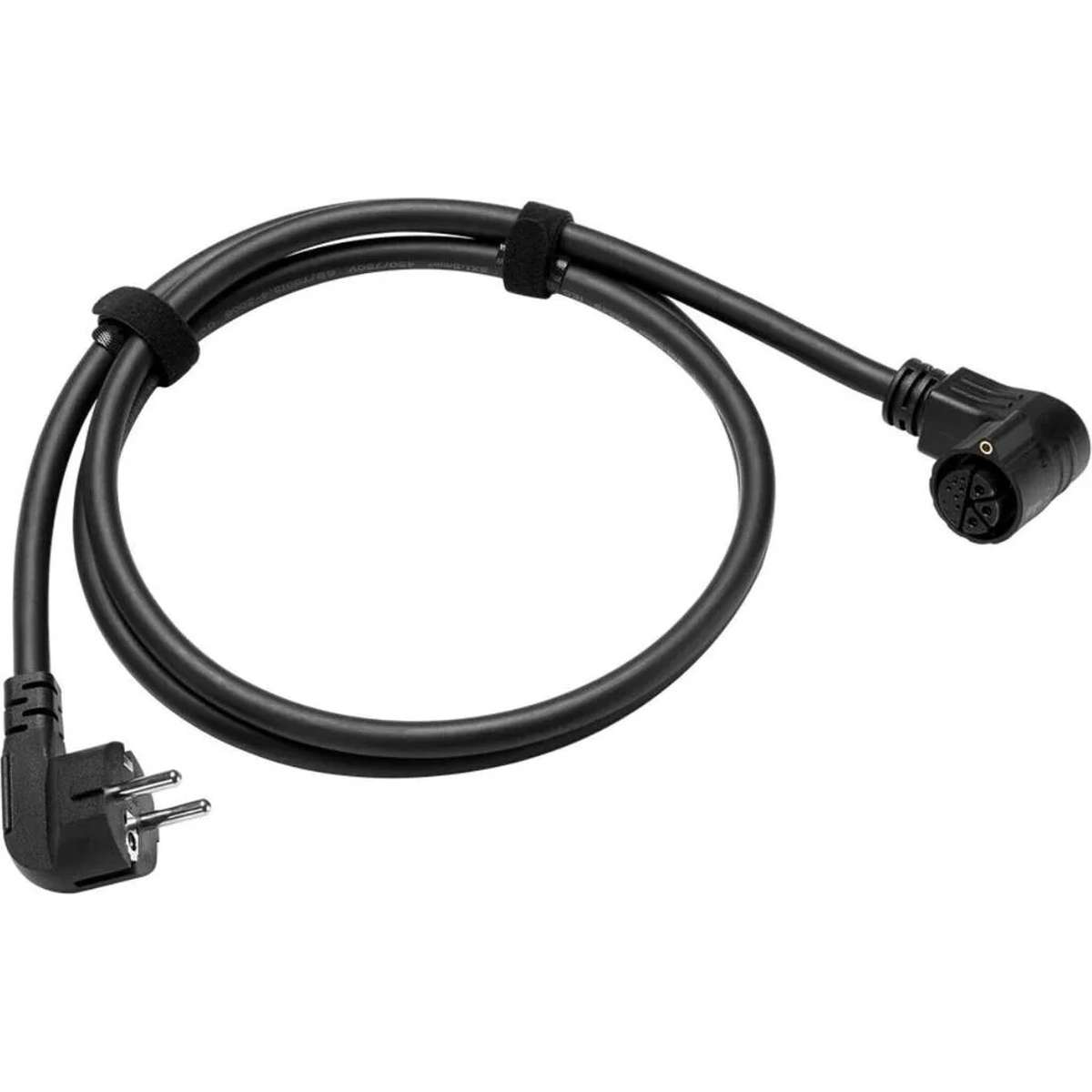 Ein schwarzes Netzkabel mit Klettbändern, gewinkeltem Stecker links und rundem Anschluss rechts.