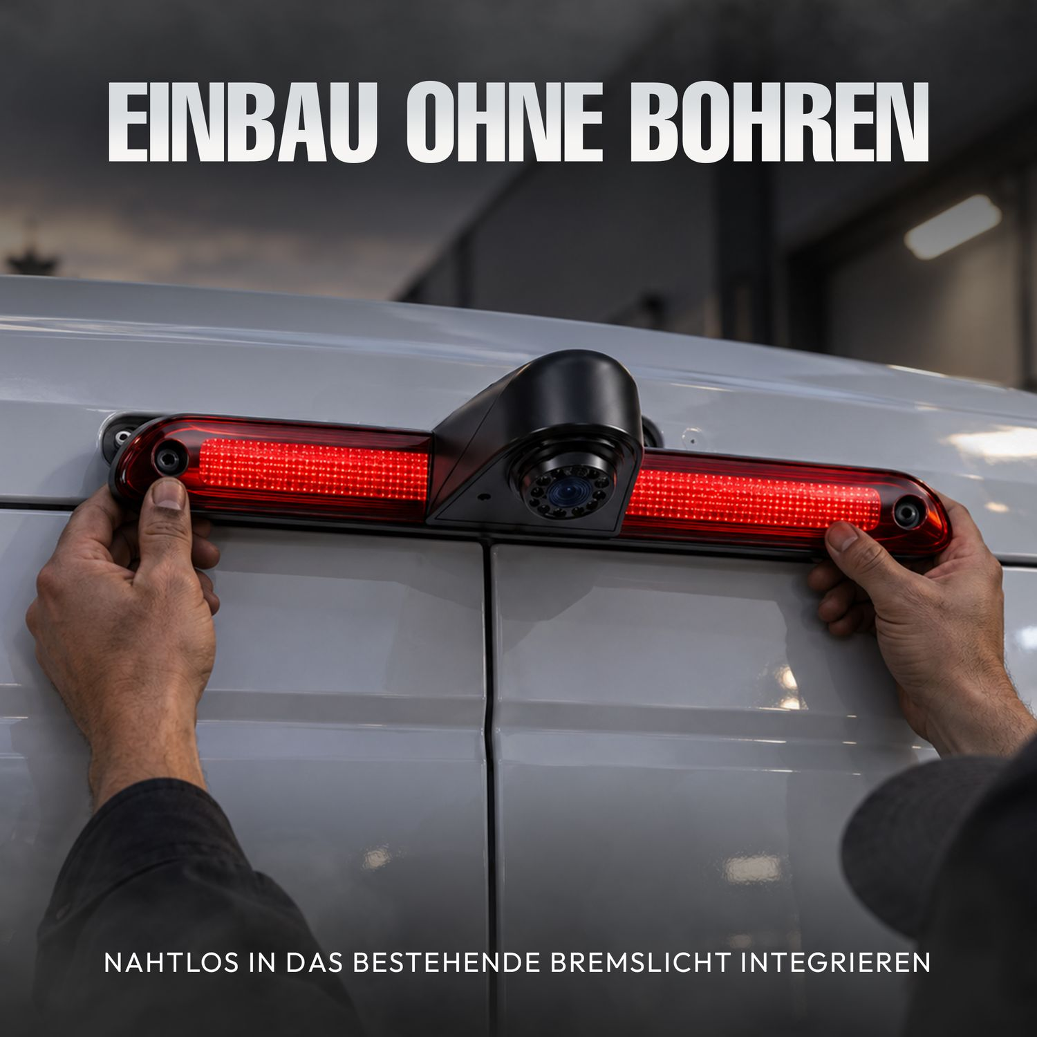 Einbau ohne Bohren: Hände installieren eine Rückfahrkamera mit integriertem Bremslicht an einem weißen Transporter.
