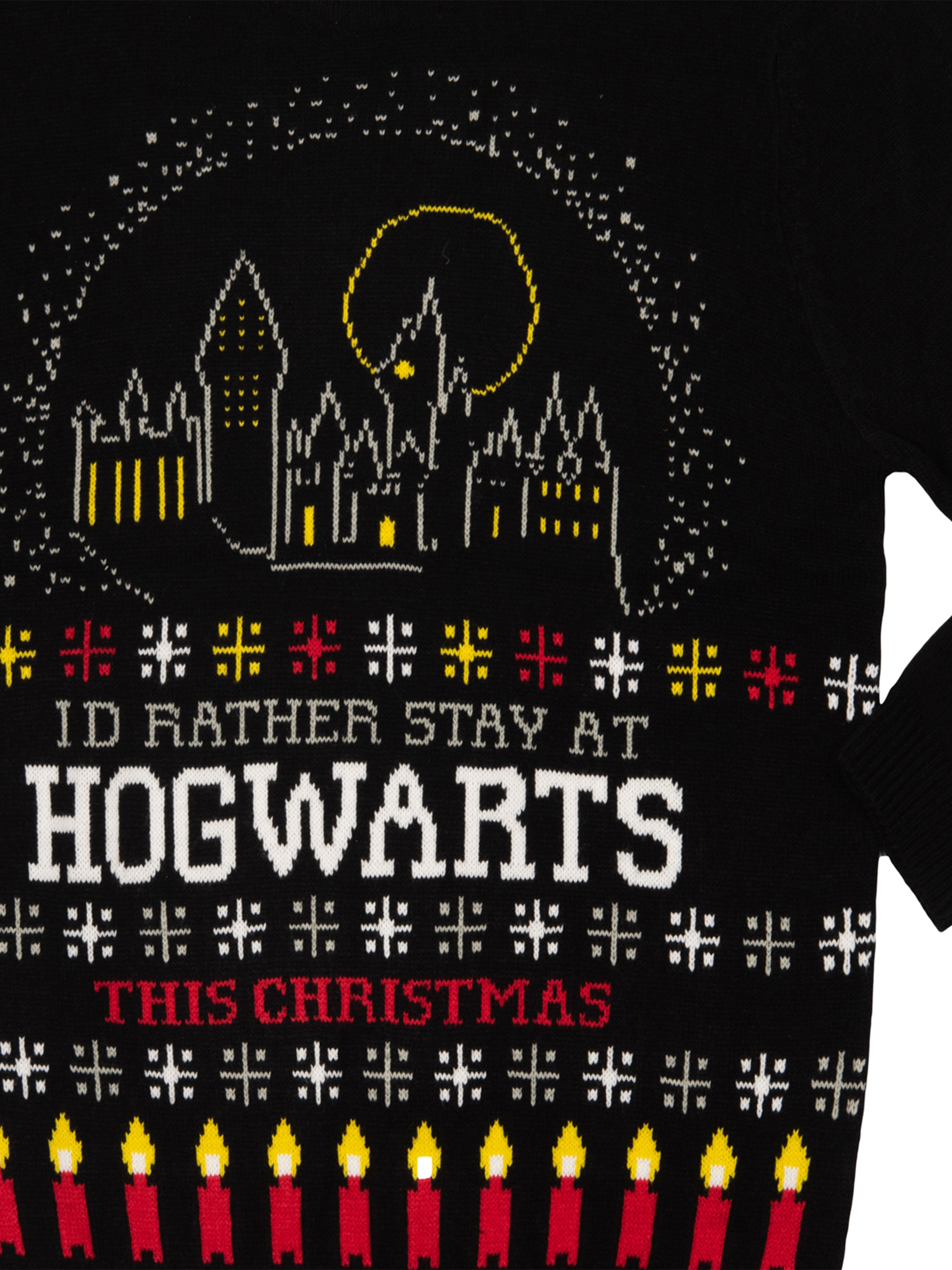Ein schwarzer Pullover zeigt Hogwarts unter einem Mond, Text Ich bleibe lieber in Hogwarts und Kerzen.