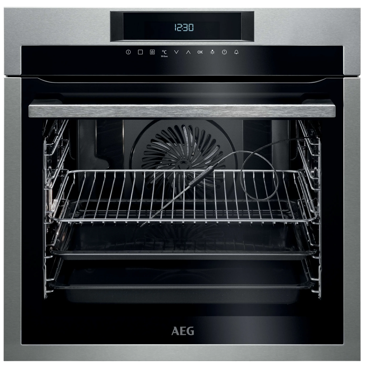 Vista frontal de un horno empotrado AEG de acero inoxidable moderno con reloj digital y puerta abierta.