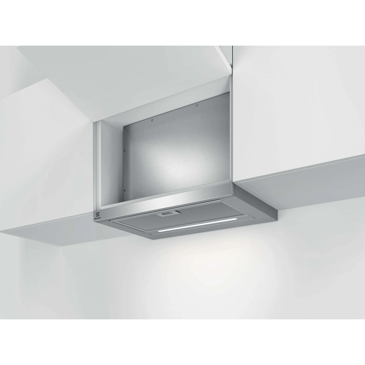 Campana extractora de acero inoxidable integrada en muebles de cocina blancos.