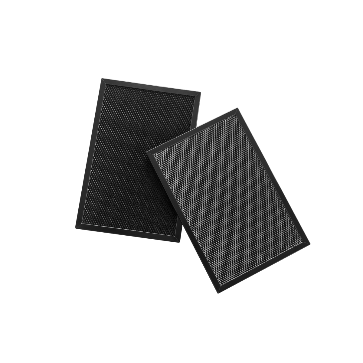Dos filtros de carbón rectangulares con marcos negros y superficies de malla sobre fondo blanco.