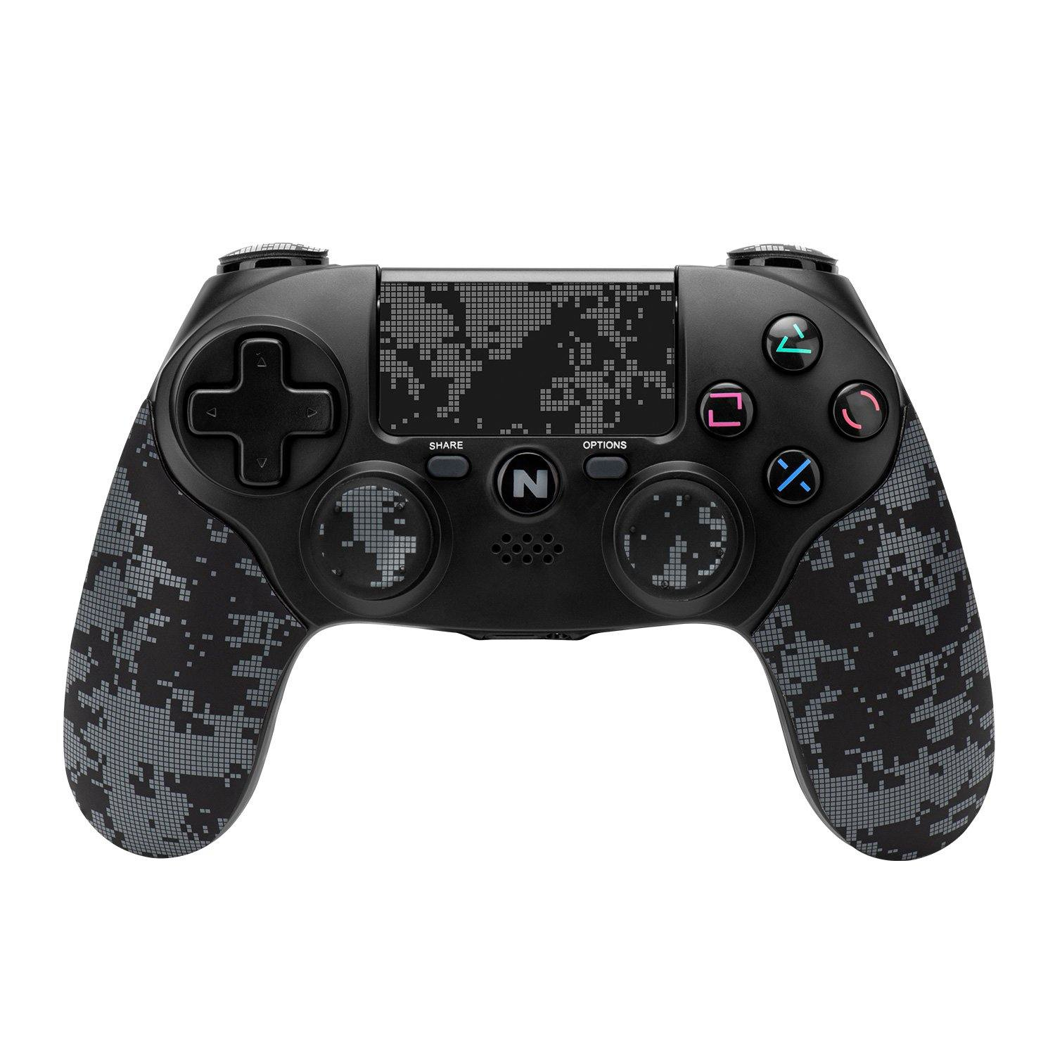 Un mando negro con camuflaje digital, cruceta, botones de acción coloridos y un panel táctil.