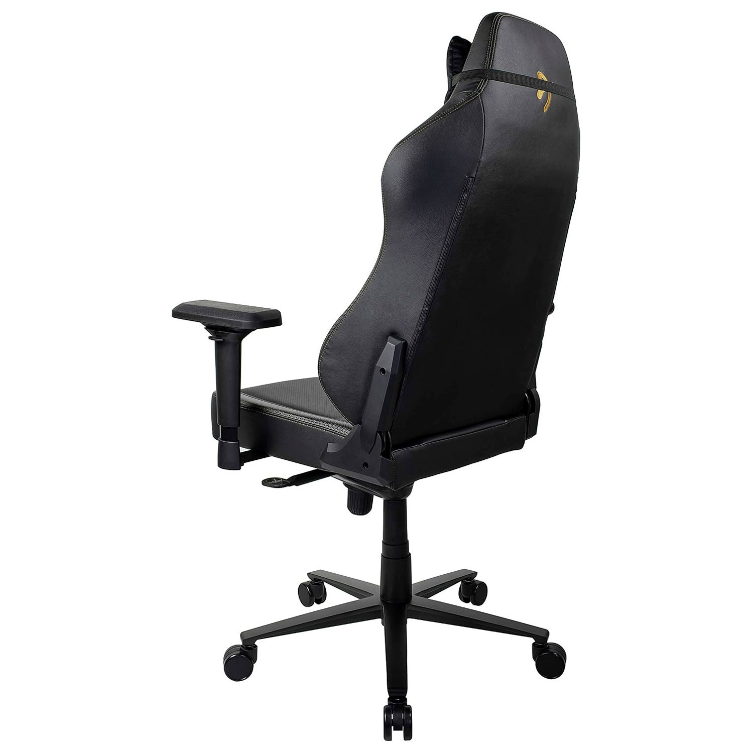 Vista trasera de una silla de juego negra con reposabrazos, sobre una base de cinco estrellas con ruedas.