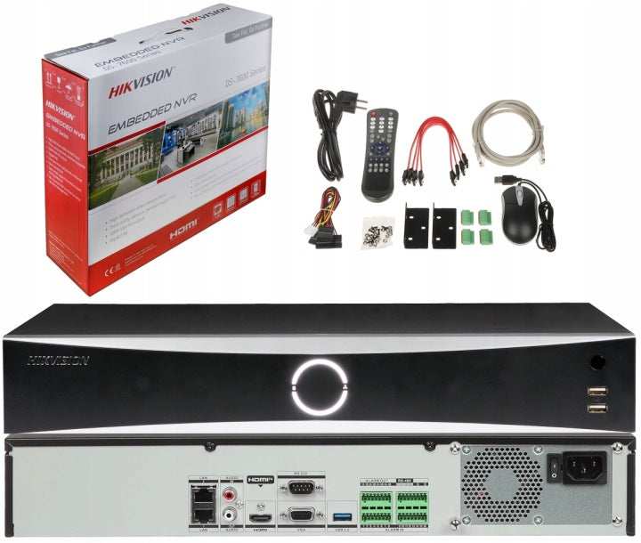 Ambalaj, aksesuarlar, ön ve arka görünümleriyle birlikte Hikvision NVR kaydedici.