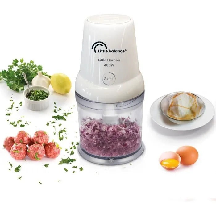 Ein weißer Mini-Häcksler von Little Balance steht umgeben von Hackfleisch, Kräutern, Zitrone und Eiern.