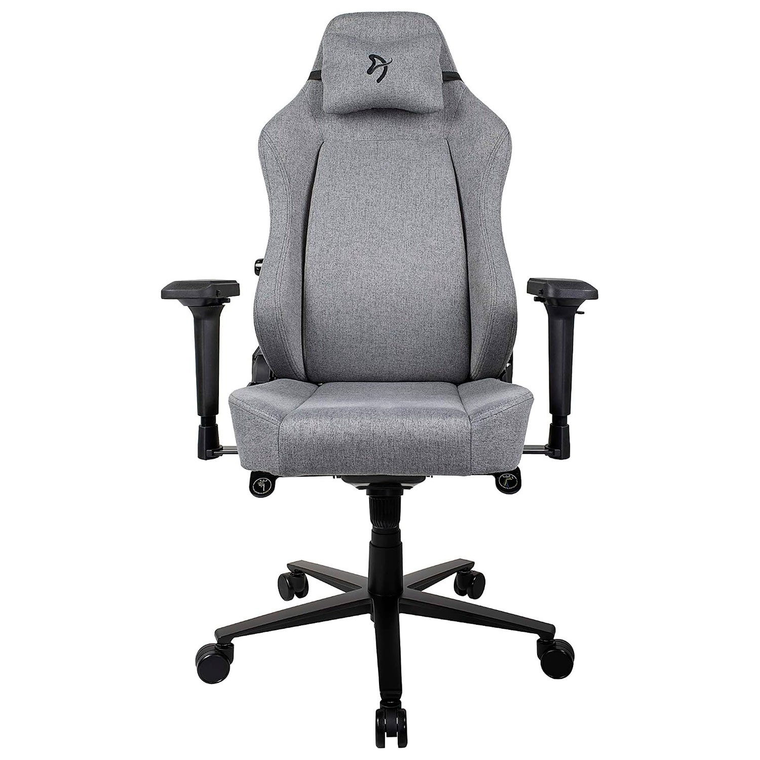 Una silla de juego ergonómica gris con reposabrazos negros, cojín y base de cinco ruedas sobre fondo blanco.