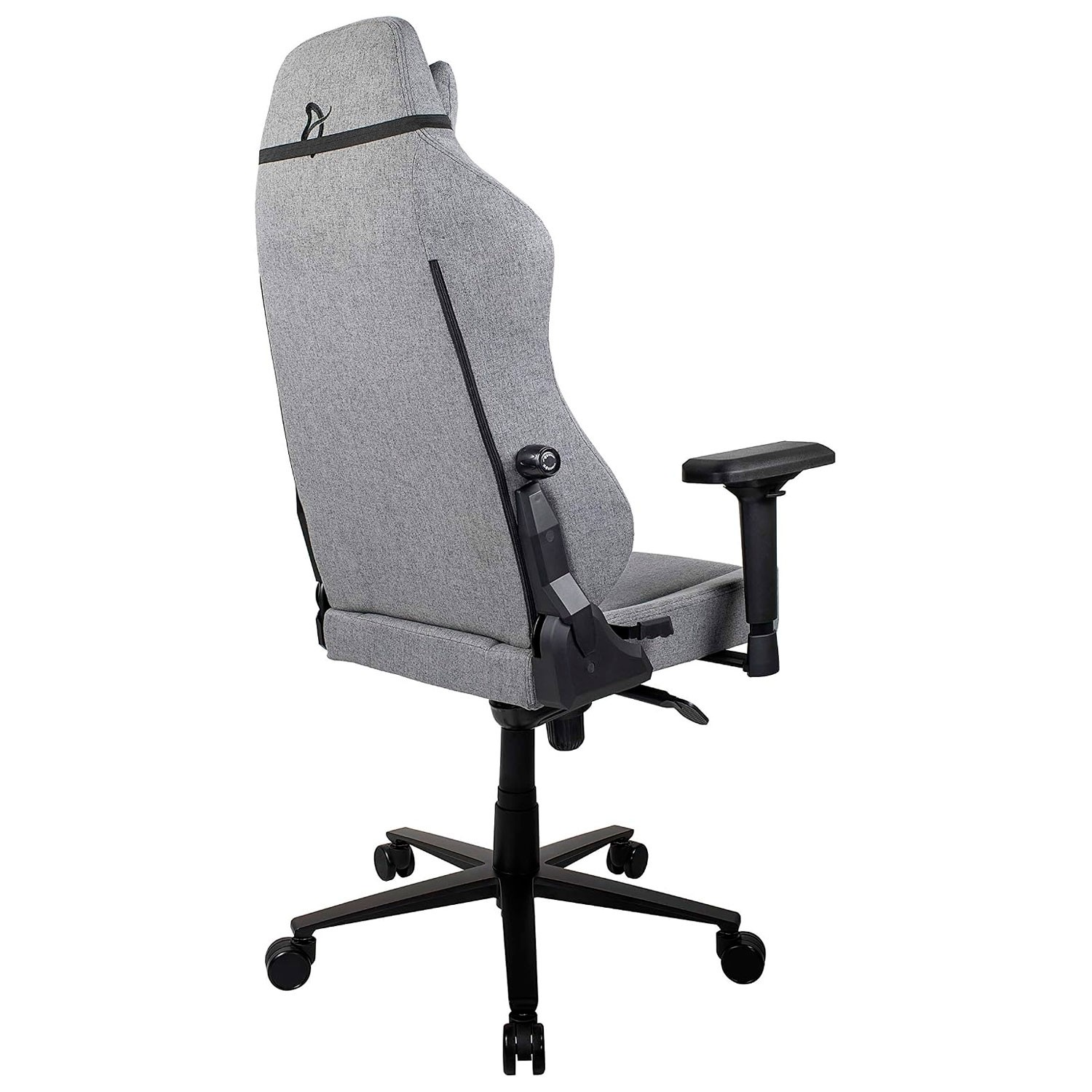 Una silla de juego gris con base negra y ruedas, vista desde la parte trasera izquierda.