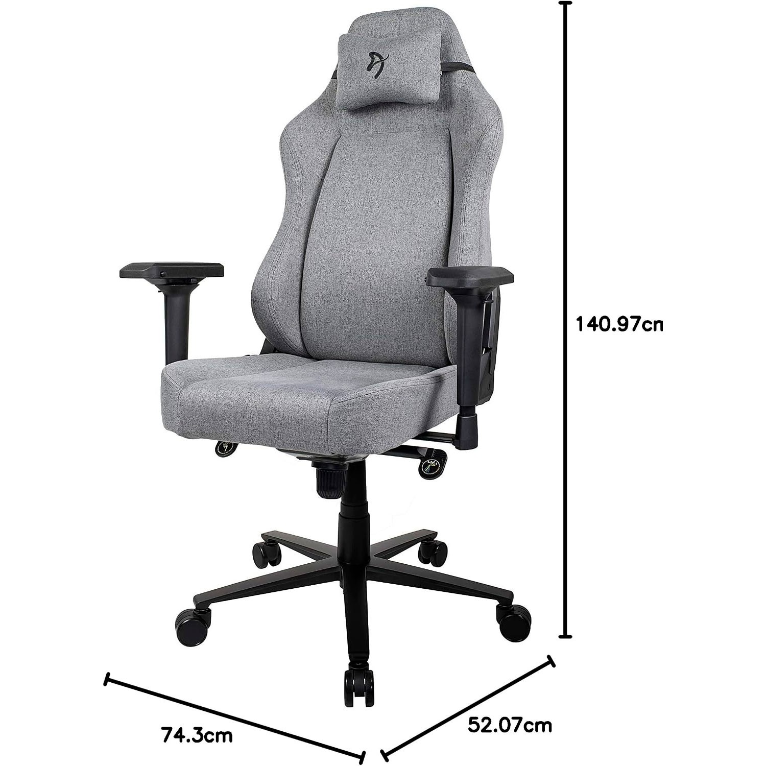 Silla gaming gris con reposabrazos y base negros, mostrando medidas de altura y anchura sobre fondo blanco.