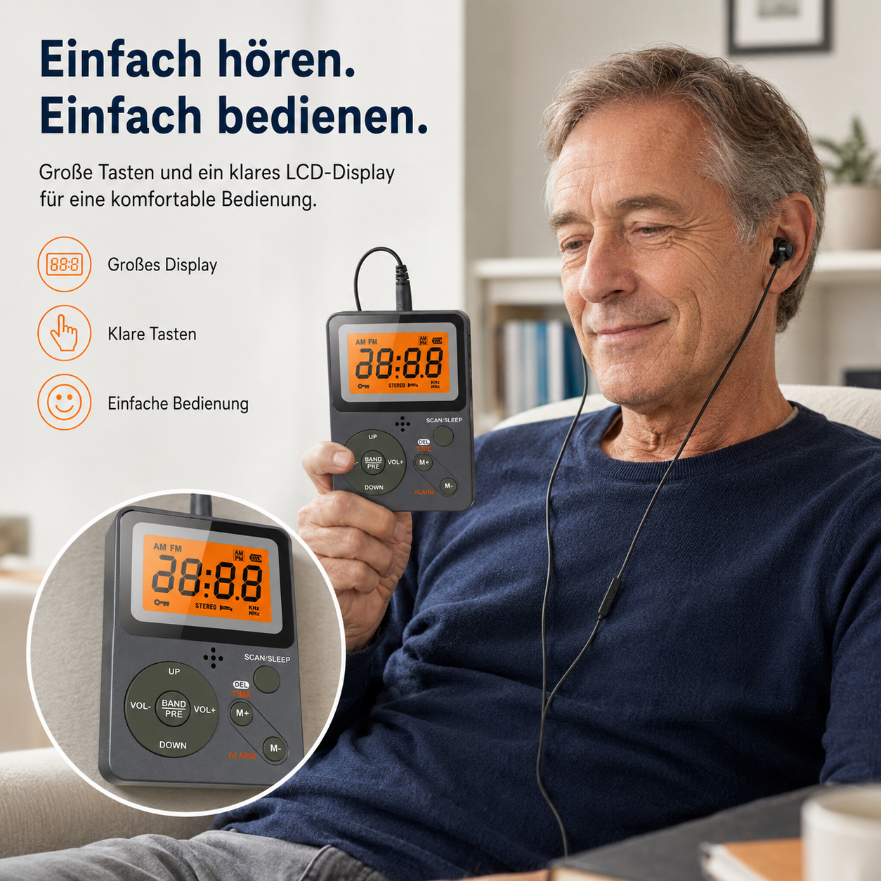 Älterer Mann sitzt mit Kopfhörern im Wohnzimmer und hält ein kleines Radio mit orangefarbenem LCD-Display.
