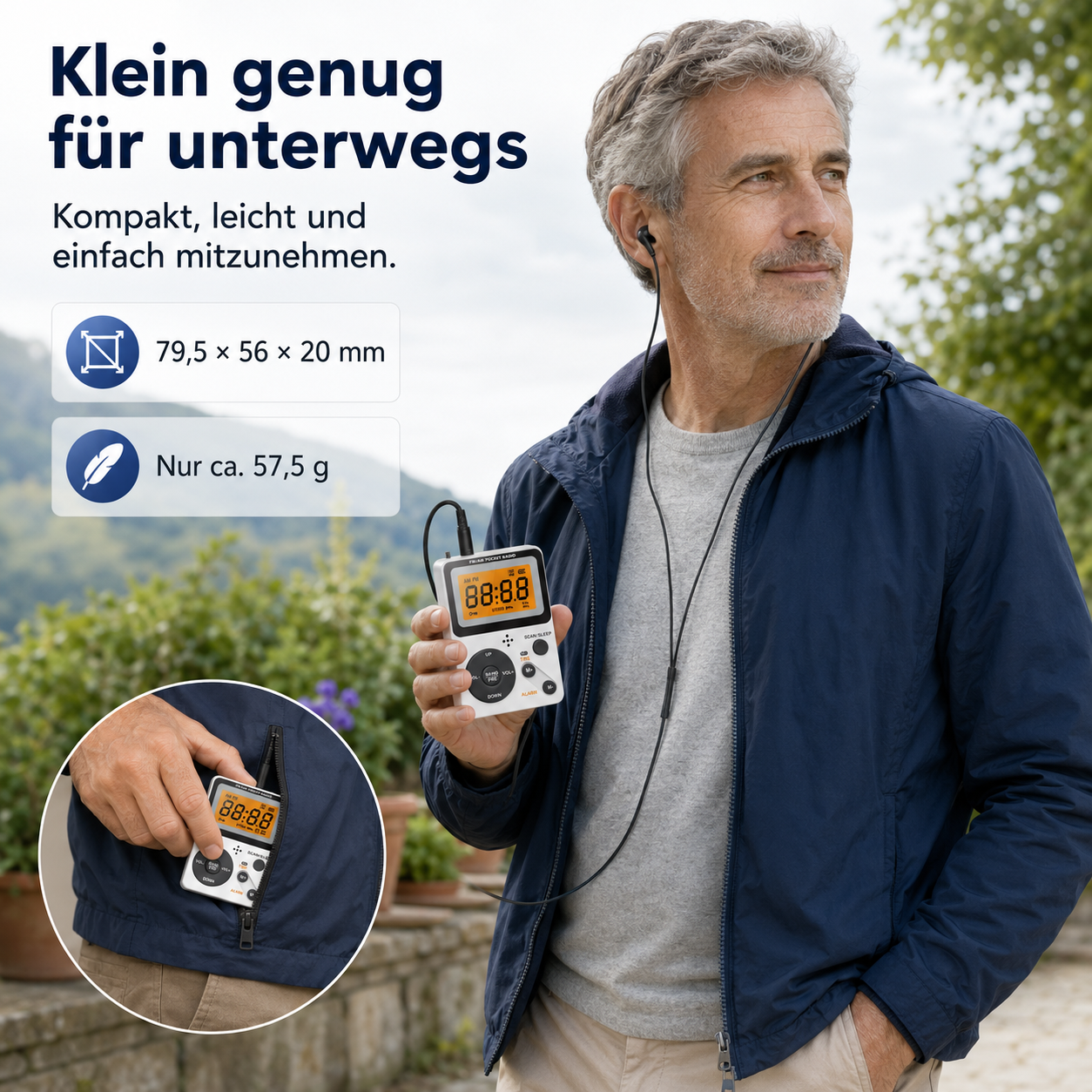 Älterer Mann hält draußen ein kleines weißes Taschenradio mit Kopfhörern und Display.