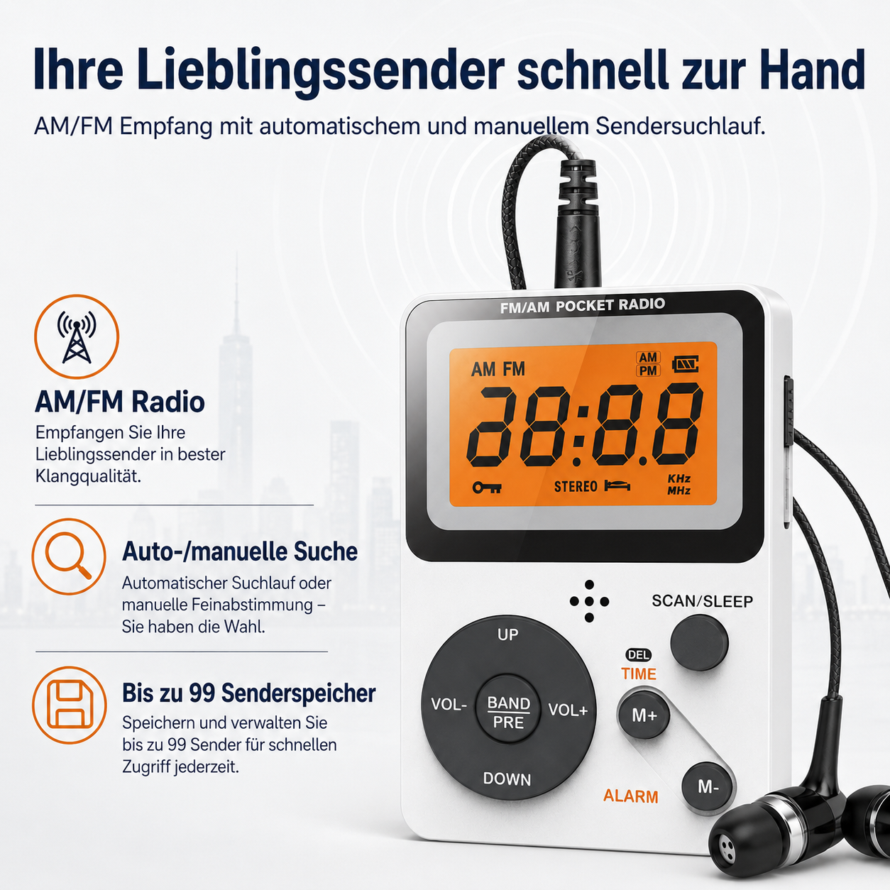 Weißes AM/FM Taschenradio mit großem orangefarbenem Display, Kopfhörern und Steuertasten vor hellem Hintergrund.
