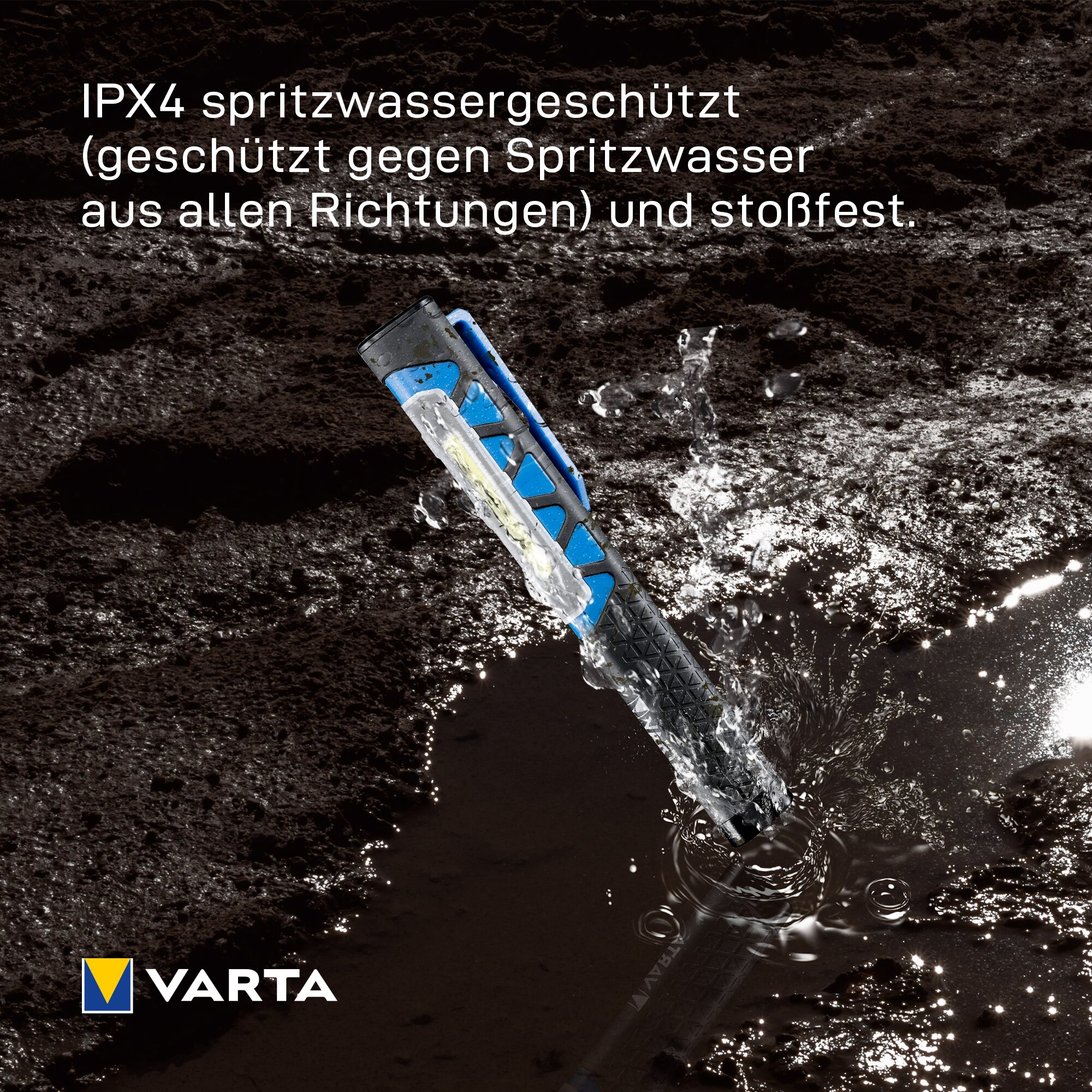 Una linterna tipo lápiz Varta salpica en un charco de agua, con texto sobre su resistencia IPX4.