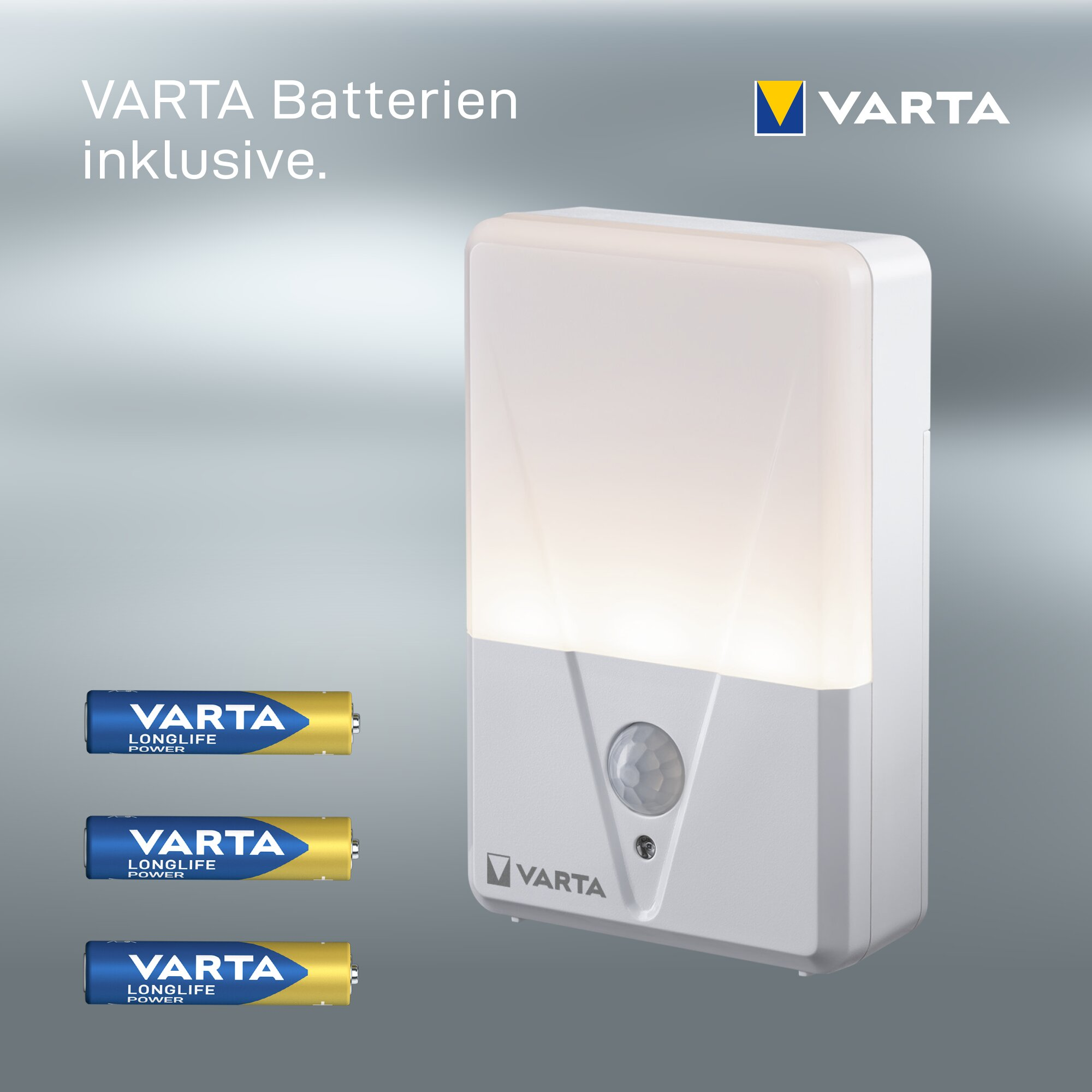 Eine weiße VARTA Bewegungsmelder-Lampe mit drei Longlife Power Batterien vor grauem Hintergrund.