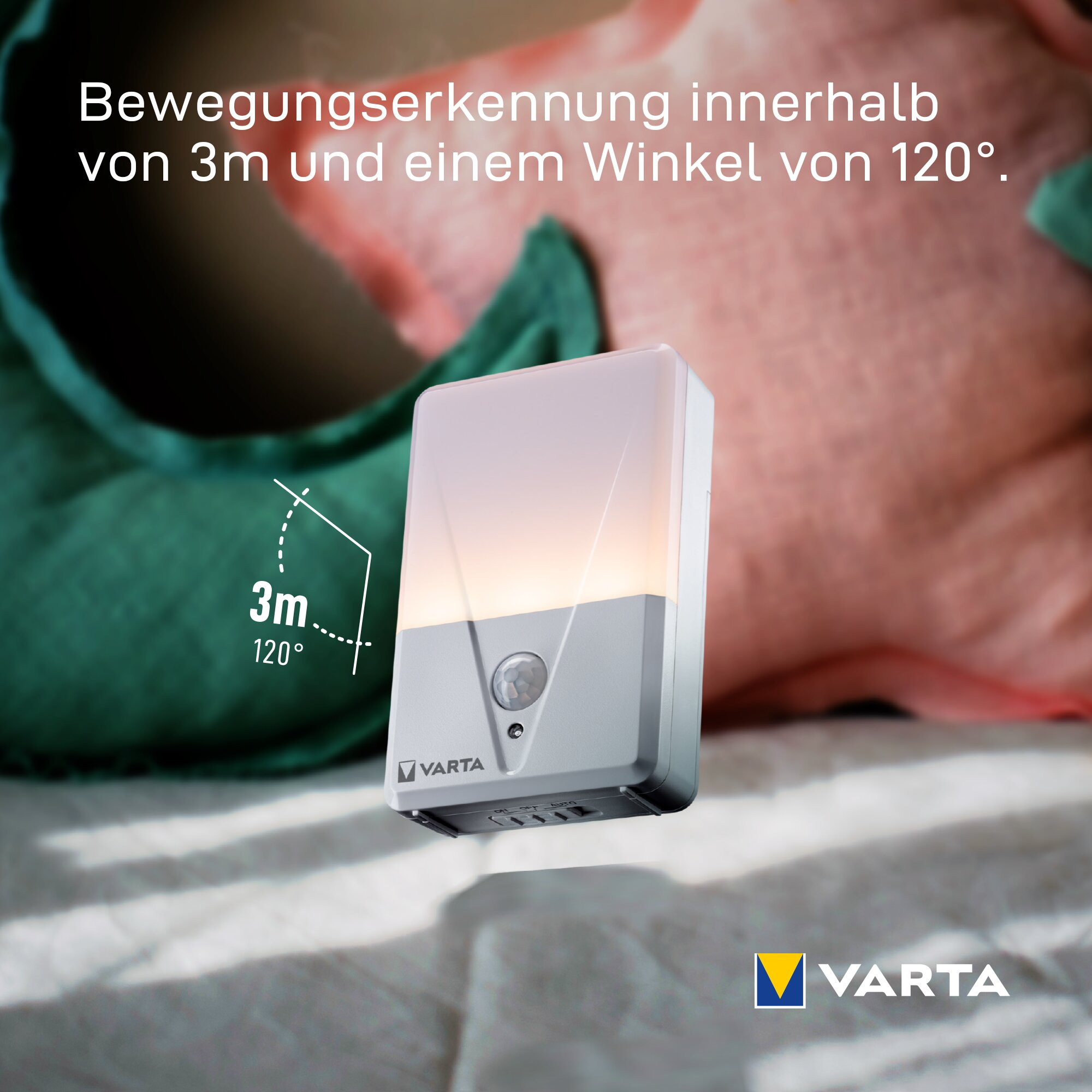 VARTA Nachtlicht mit Bewegungssensor, 3m und 120 Grad Erfassungsbereich vor Kissen und Decke.
