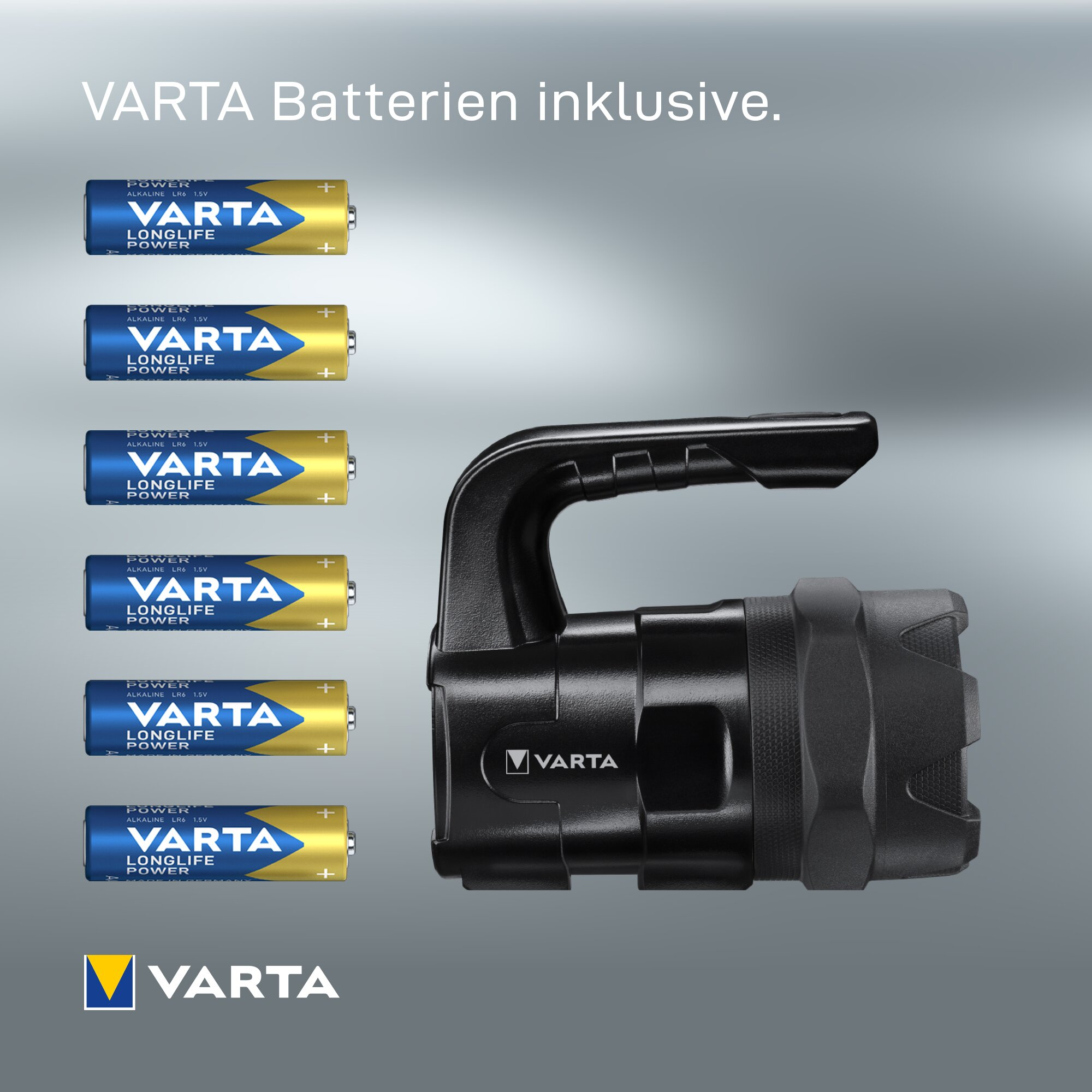 Una torcia a mano Varta nera con sei batterie Varta Longlife Power su sfondo grigio.