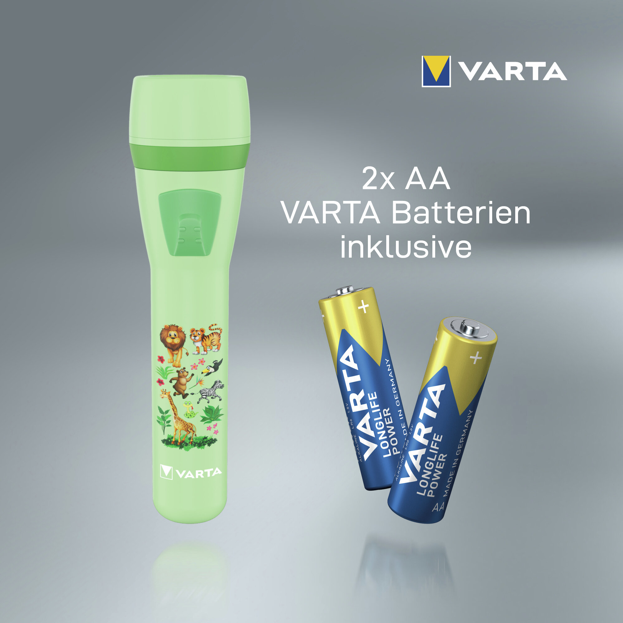 Linterna infantil Varta verde claro con animales de la selva y dos pilas AA sobre fondo gris.