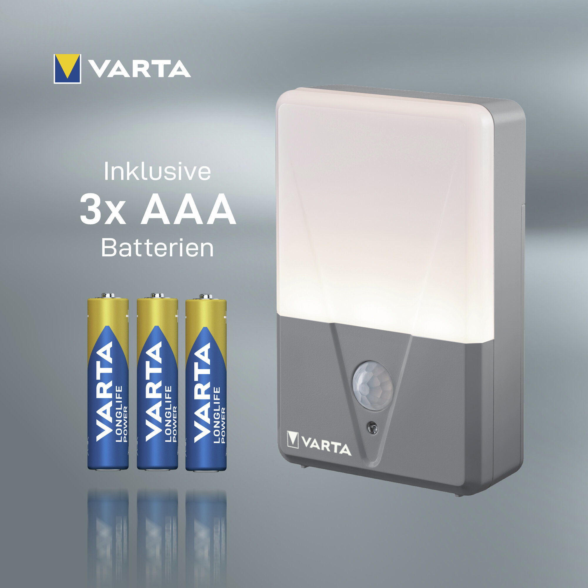 Varta LED-Wandleuchte mit Bewegungsmelder und drei AAA-Batterien auf grauem Hintergrund.