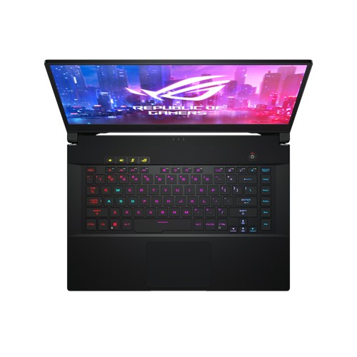 Draufsicht auf einen geöffneten schwarzen Gaming-Laptop mit beleuchteter Tastatur und einem Stadt-Hintergrundbild.