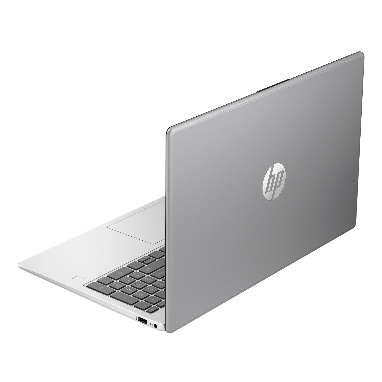 Ein silberner HP Laptop steht leicht geöffnet auf weißem Hintergrund, der Blick fällt auf die Tastatur und das Gehäuse.