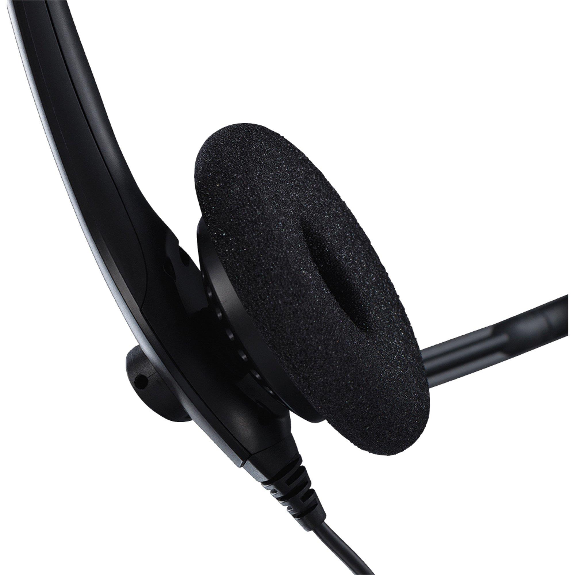 Primer plano de un auricular negro con cojín de espuma y cable conectado sobre fondo blanco.