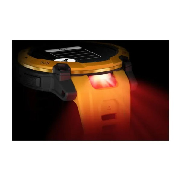 Uno smartwatch robusto con cinturino giallo emette una luce rossa brillante da una torcia integrata.