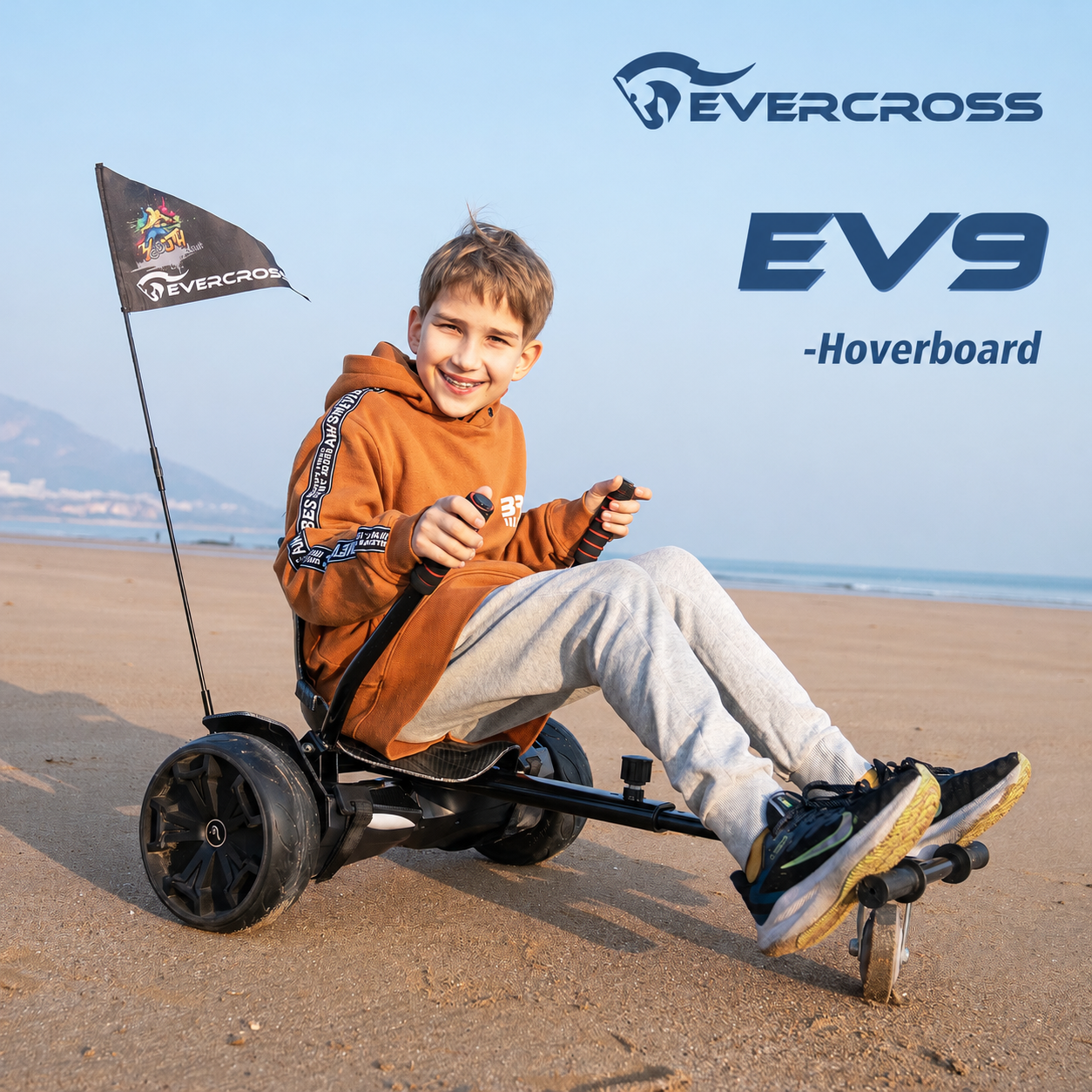 Ein Junge lächelt, während er mit einem EVERCROSS EV9 Hoverboard-Kart an einem Sandstrand fährt.