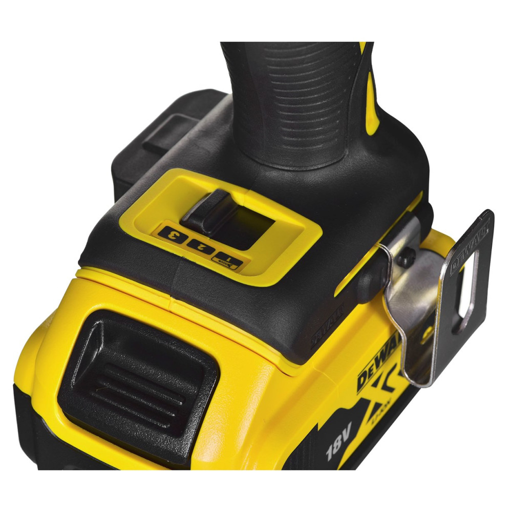 Nahaufnahme einer gelb-schwarzen DeWalt 18V-Gerätebasis mit 3-Gang-Wahlschalter und Gürtelclip.