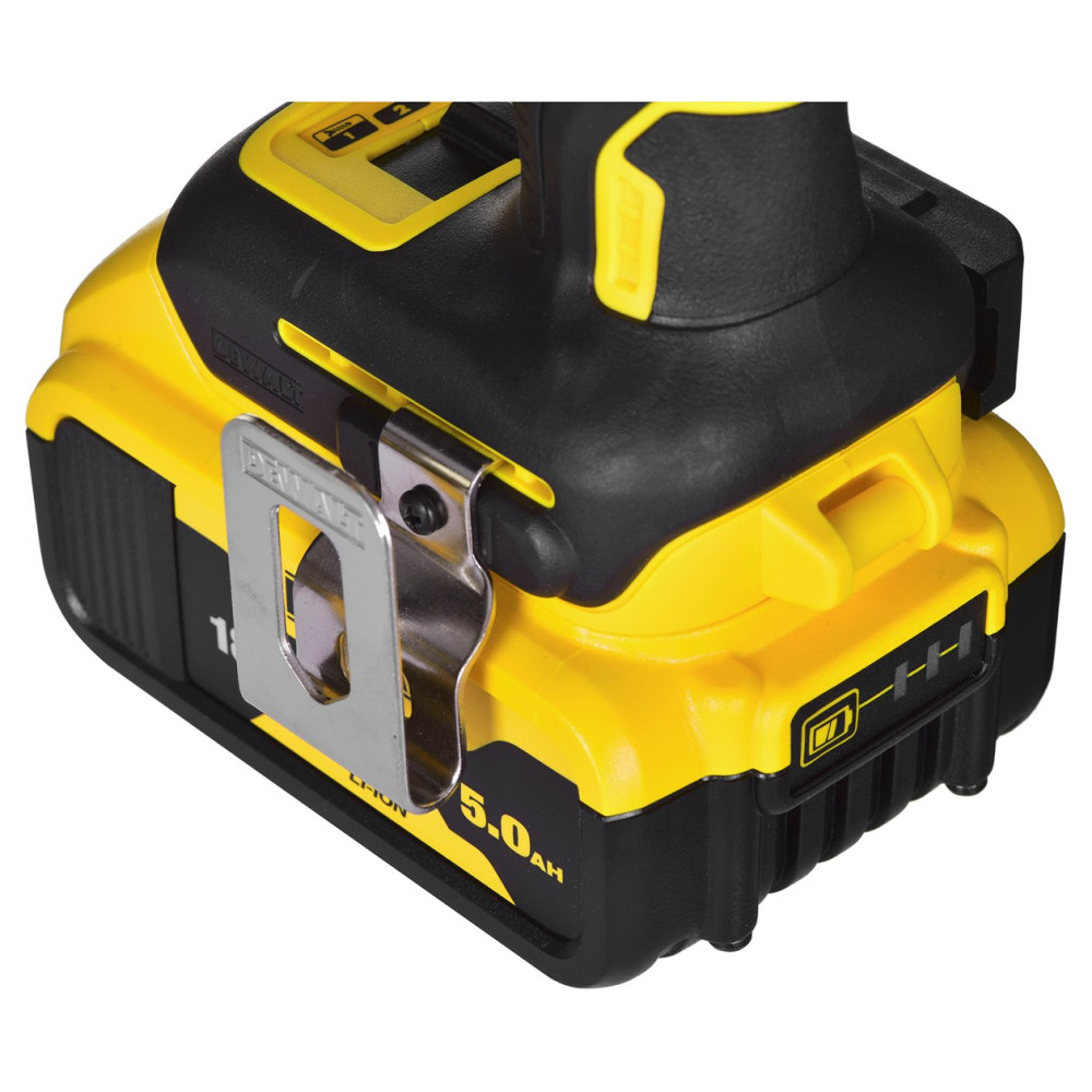 Gelb-schwarzer DeWalt-Akku mit Metallgürtelclip an der Seite.