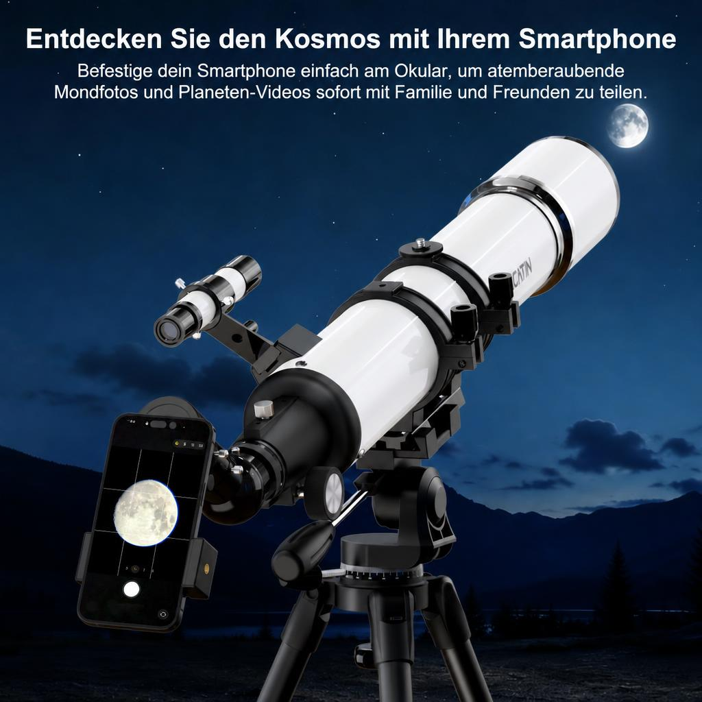 Ein weißes Teleskop auf einem Stativ mit einer Smartphone-Halterung, die den Mond anzeigt, vor nächtlichem Himmel.