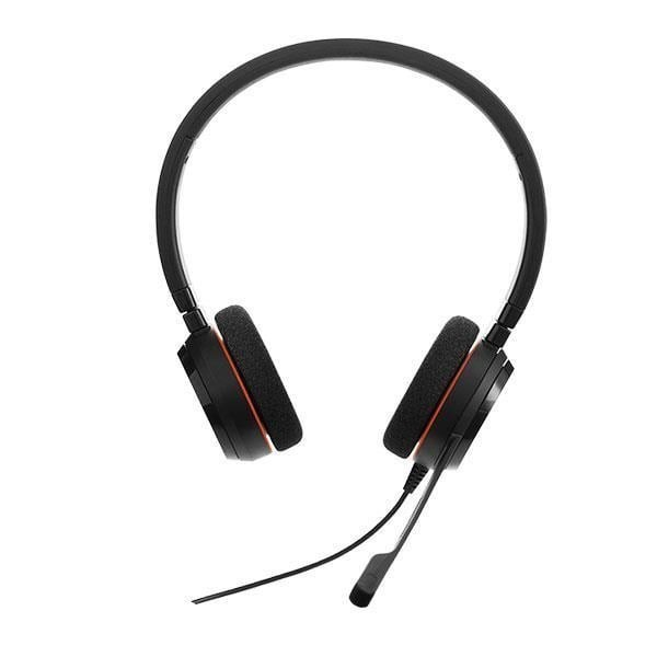 Auriculares supraaurales negros con micrófono y detalles naranjas.